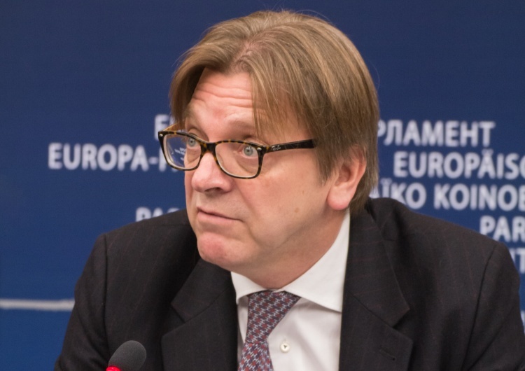 Guy Verhofstadt  „Verhofstadt i Rutte niszczą Unię Europejską”. Holenderski dziennik nie przebiera w słowach