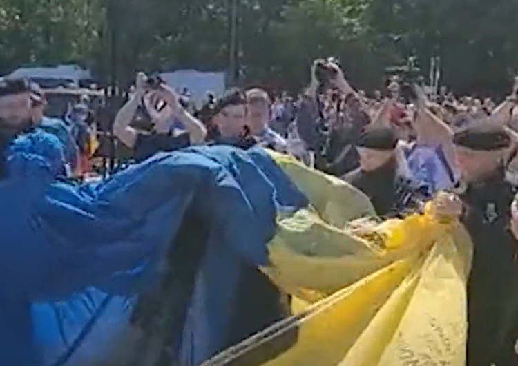 Niemiecka policja odbiera proukraińskim demonstrantom flagę Niemiecka policja zabrała proukraińskim demonstrantom ukraińską flagę [WIDEO]