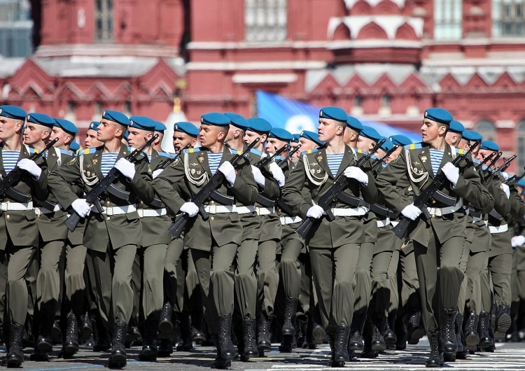 Rosyjscy żołnierze wojsk powietrznodesantowych podczas Parady Zwycięstwa Minister Wielkiej Brytanii bezpardonowo: Powinni skończyć jak naziści