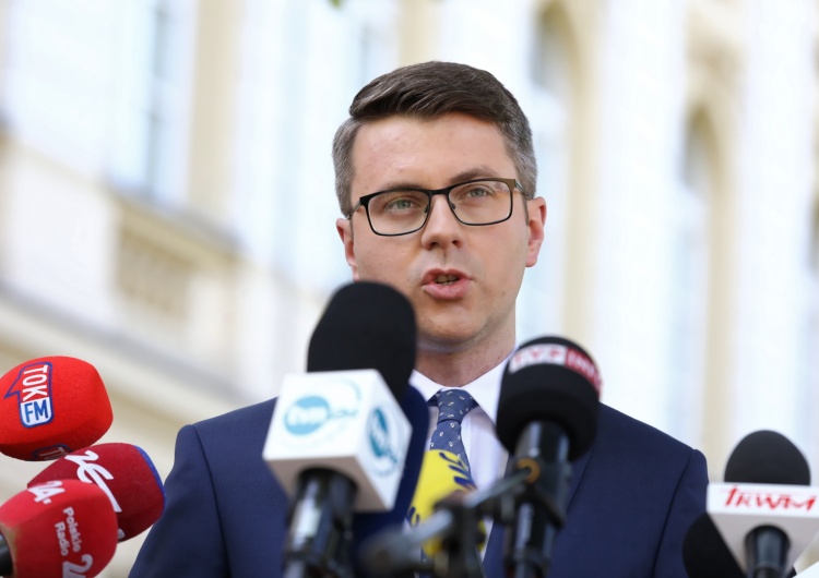  „Ostrzegaliśmy rosyjskich dyplomatów…” Polski rząd reaguje na oblanie ambasadora czerwoną farbą