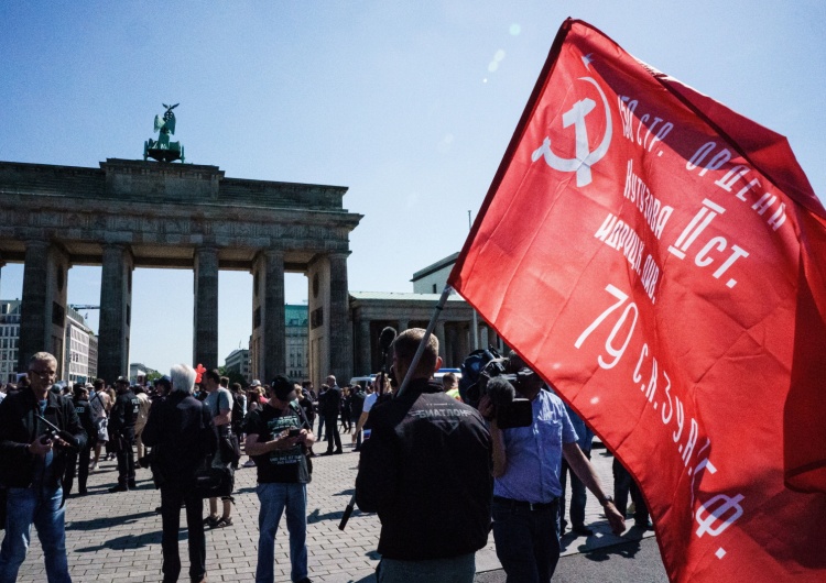 Radziecka flaga w Berlinie Niemieckie media: W Berlinie ukraińskie barwy zabronione, sowieckie koszulki tolerowane
