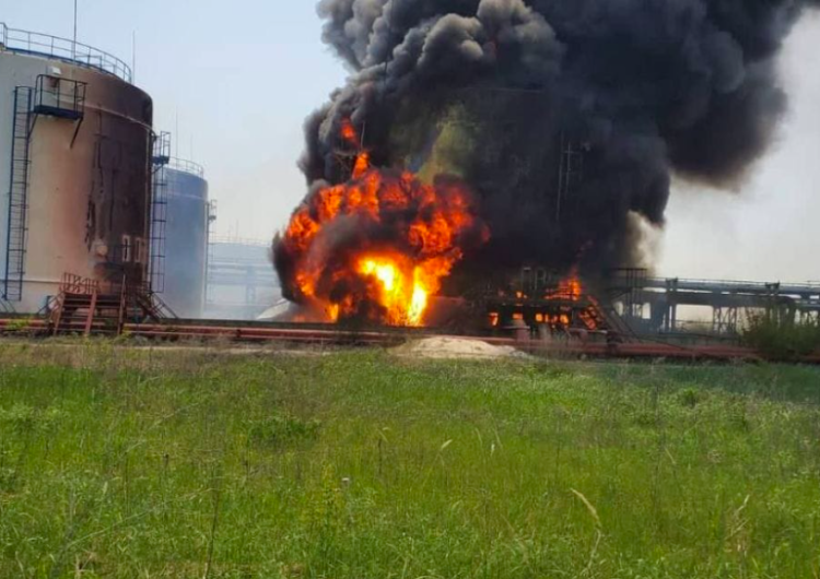  [FOTO] Rosjanie ostrzelali drugą największą rafinerię na Ukrainie! „Jest groźba wybuchu” 