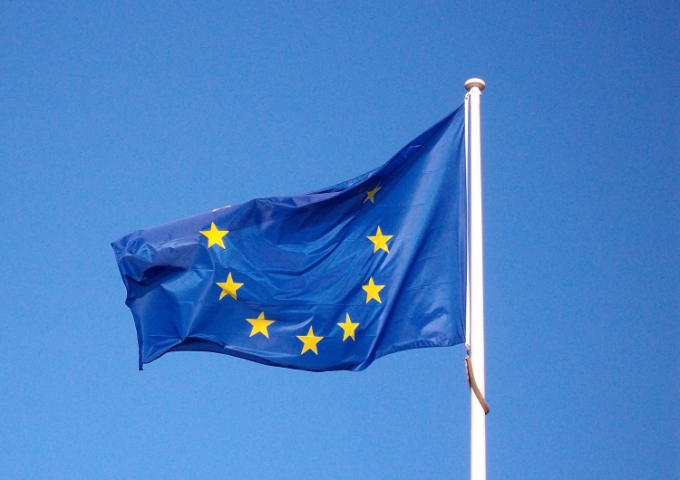 Flaga UE 13 państw przeciw „nieprzemyślanym i przedwczesnym próbom” zmiany traktatu Unii