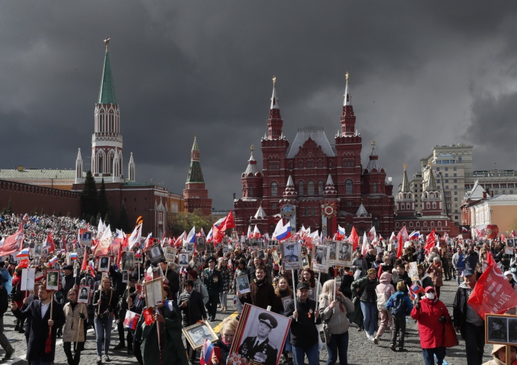Obchody Dnia Zwycięstwa w Moskwie To tak Rosjanie traktują swoich bohaterów? Po paradzie „Nieśmiertelny Pułk” w krzaki [FOTO]