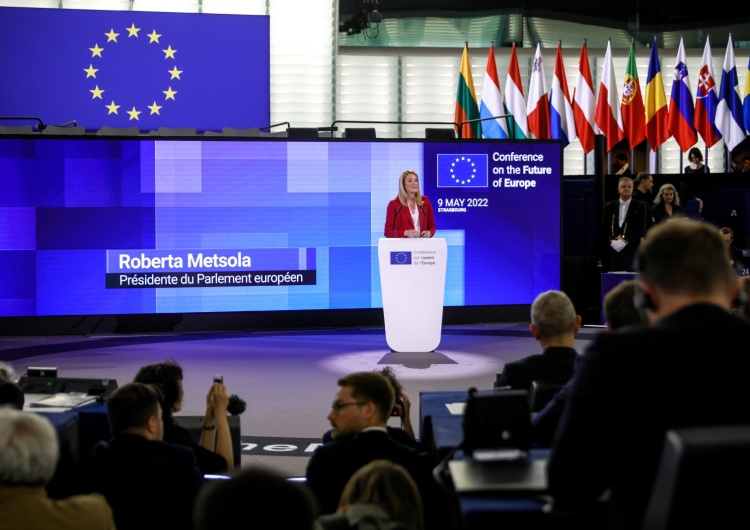 Przemówienie przewodniczącej Parlamentu Europejskiego Roberty Metsoli, Strasburg, Francja, 9 maja 2022 r. Specjalna komisja śledcza PE ds. Pegasusa wyśle misje do Polski, na Węgry i do Izraela. A do Hiszpanii nie