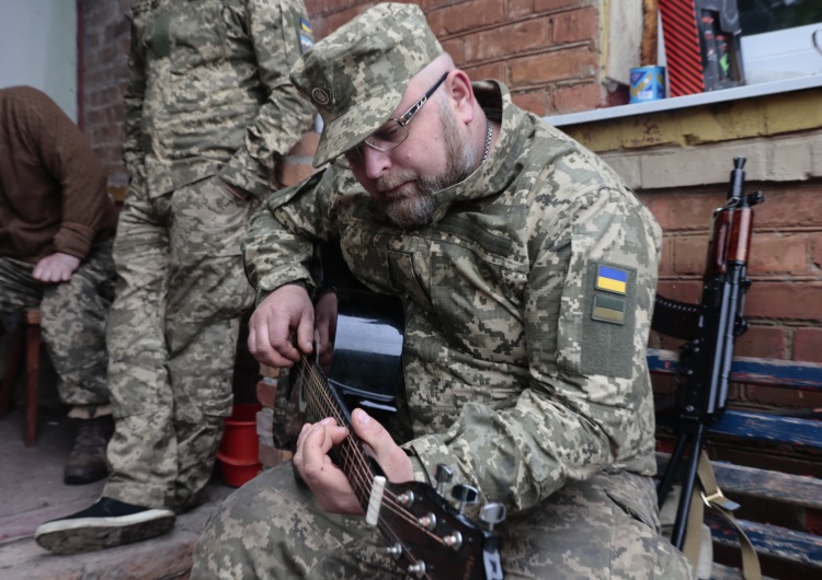 Ukraiński żołnierz gra na gitarze Ukraińcy odepchnęli Rosjan na tyle daleko od Charkowa, że po raz pierwszy od początku wojny ci nie są w stanie ostrzeliwać miasta