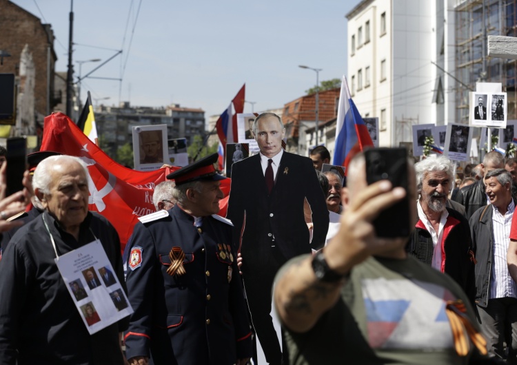Tekturowa wycinanka Władimira Putina w Belgradzie w Serbii, 9 maja 2022 r. „Który prawdziwy?” Ekspert porównuje dwa zdjęcia Putina