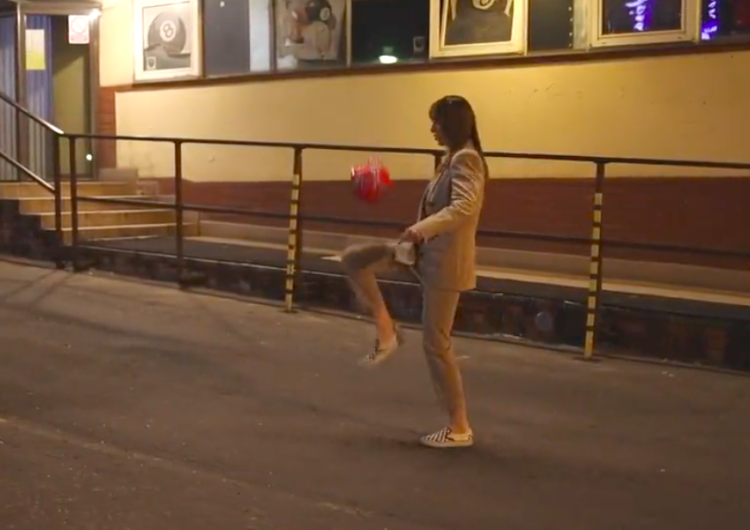  [WIDEO] Marianna Schreiber żongluje piłką przed siedzibą PiS. Internauta: I tym się powinnaś zajmować