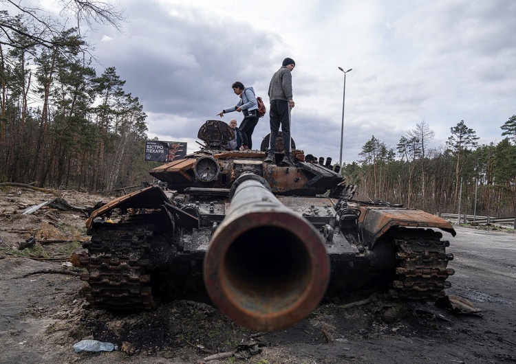 Zniszczony czołg rosyjski Ukraińcy: Rosjanie zmuszeni do montowania w czołgach części zamiennych z...lodówek i zmywarek