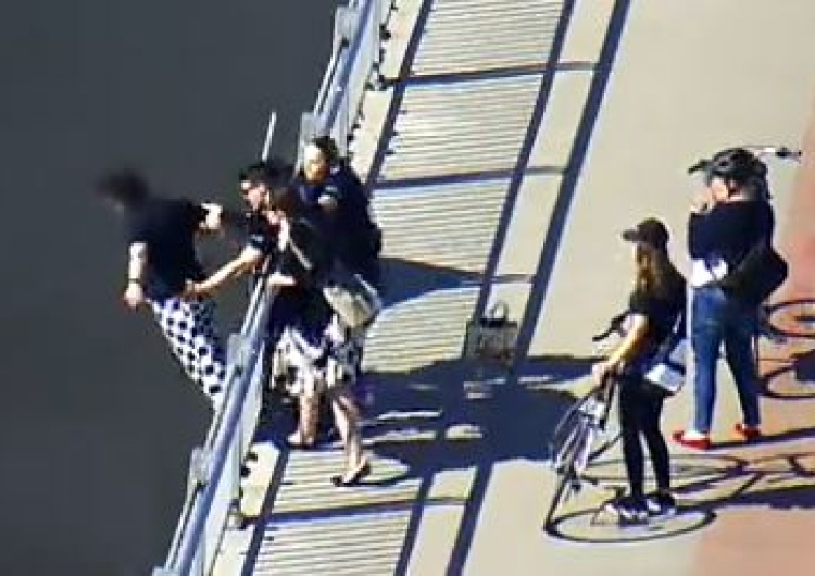  [wideo] Wstrząsające. 17-latka chciała skoczyć z mostu nad Wisłą. Złapano ją w ostatniej chwili