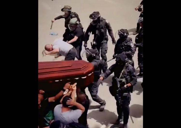  „Robią wszystko, by nie upuścić trumny…”. Wstrząsające nagranie z procesji zastrzelonej palestyńskiej dziennikarki [WIDEO]