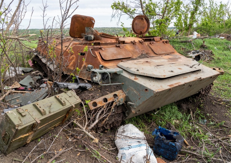 Zniszczony wóz Rosjan Fatalne morale Rosjan. Ukraiński wywiad: 100 rosyjskich czołgistów się poddało
