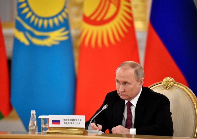 Prezydent Federacji Rosyjskiej Władimir Putin Nowe informacje na temat potencjalnej choroby Putina. Uwagę mediów zwróciły nietypowe ruchy stopy