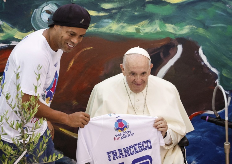 Papież Franciszek otrzymał koszulkę od Ronaldinho Papież, Bono, Ronaldinho na inauguracji katolickiego ruchu Scholas Occurrentes 