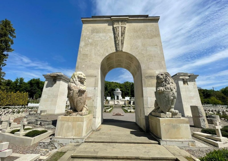  „Ważny gest dla Polski”. Na Cmentarzu Orląt Lwowskich odsłonięto posągi lwów