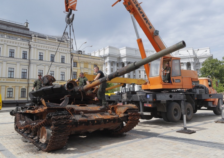 Robotnicy ustawiają wrak rosyjskiego czołgu w Kijowie Kiedy skończy się wojna na Ukrainie? Były dowódca wojsk USA w Europie podaje konkretny termin