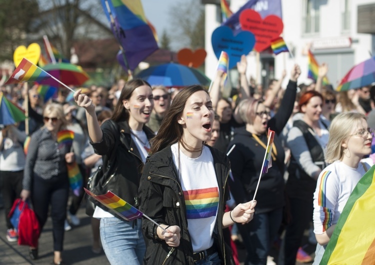  W warszawskim liceum „klozet dla niebinarnych i transpłciowych”. Dyrekcja zabiera głos