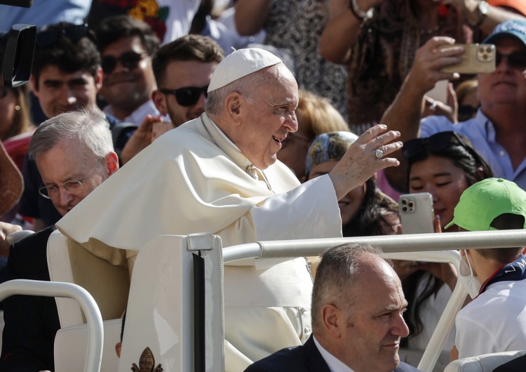 Papież Franciszek Papież: Niezintegrowany emigrant jest w połowie drogi i jest niebezpieczny. Trzeba integrować