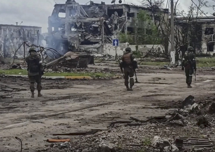 Rosyjscy żołnierze na terenie Azowstalu Emerytowany generał NATO o wojnie na Ukrainie: Wcześniej łudziła się Rosja. Teraz łudzi się Zachód