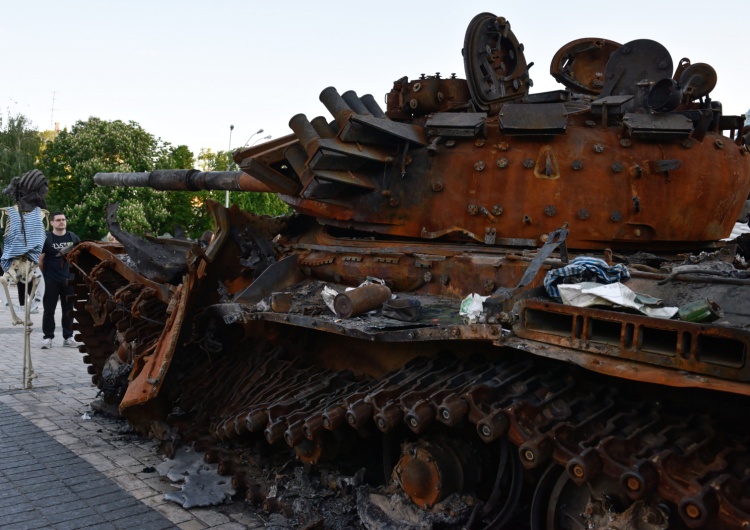 Zniszczony rosyjski czołg na wystawie w Kijowie Pentagon informuje o stratach Rosjan na Ukrainie. Podał liczbę straconych czołgów