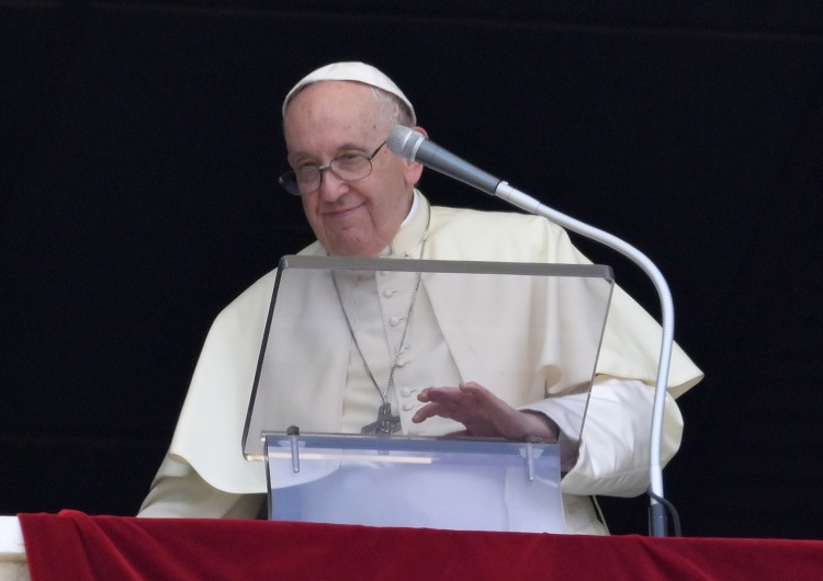 Papież Franciszek Papież: Wstępując do nieba Chrystus nie zostawia nas samych