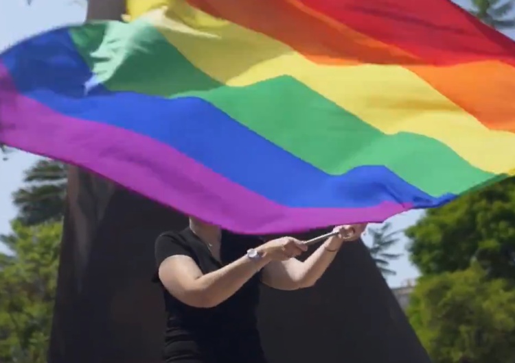 flaga LGBT Rząd przyjął Program Działań na Rzecz Równego Traktowania. Będzie „przeciwdziałał dyskryminacji i kształtował tolerancję”