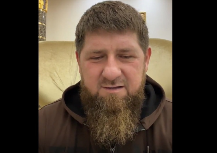 „Przypadkowo nadepnął na grabie”. Kadyrow publikuje zdjęcie pobitego ukraińskiego żołnierza