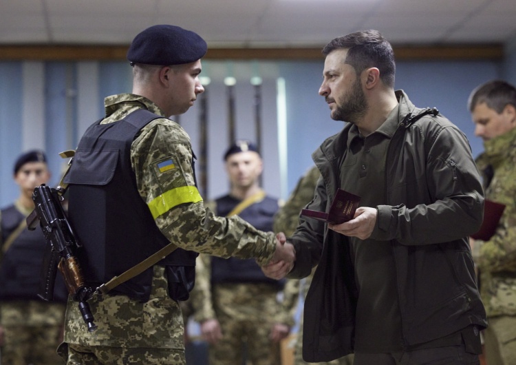 Prezydent Wołodymyr Zełenski z wizytą w obwodzie charkowskim Jakie straty ponosi ukraińska armia? Prezydent Zełenski ujawnia