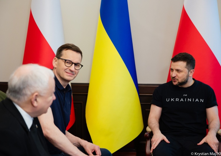  Kijów: Prezydent Ukrainy wręczył wysokie odznaczenia państwowe premierowi Morawieckiemu i wicepremierowi Kaczyńskiemu