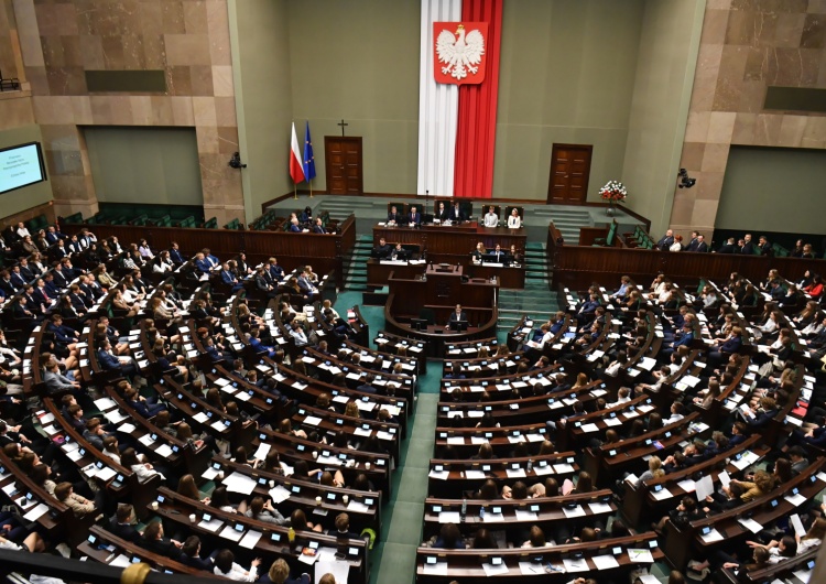  [najnowszy sondaż] Zjednoczona Prawica i KO ze spadkiem, Hołownia o krok od Lewicy. Konfederacja poza Sejmem