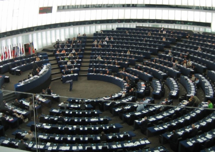 Sala obrad plenarnych Parlamentu Europejskiego w Strasburgu Cóż za niespodzianka. „PE zaniepokojony akceptacją polskiego KPO. We wtorek debata w tej sprawie”