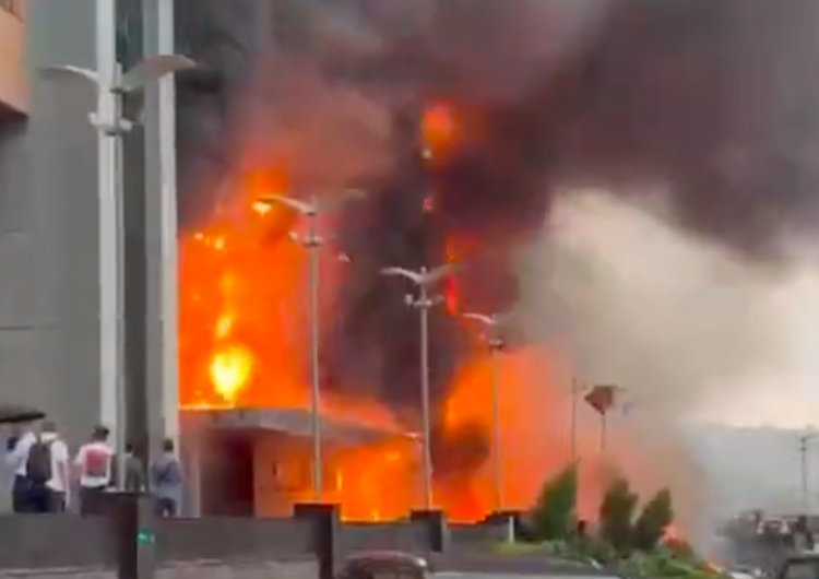  [WIDEO] Potężny pożar w moskiewskim centrum biznesowym. Nieoficjalnie: Wewnątrz nadal są ludzie