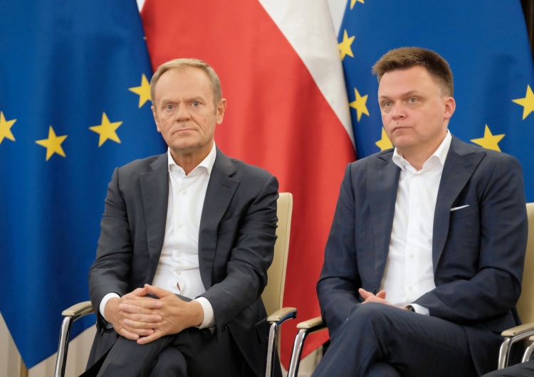 Od lewej: Donald Tusk i Szymon Hołownia Tusk i Hołownia atakują prezesa PiS. „Przywłaszczył, zawłaszczył i wziął jako swoje lenno”