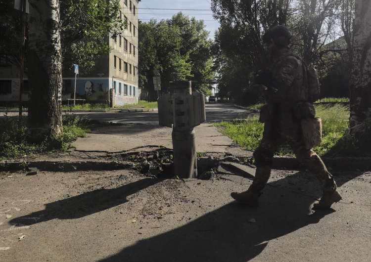 Ukraiński żołnierz i rosyjska rakieta w Siewierodoniecku Kiedy koniec wojny na Ukrainie? Ukraiński minister obrony podaje prognozę