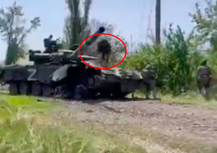  [WIDEO] Odważny wyczyn Ukraińca. Wskoczył na czołg z granatem w ręku 