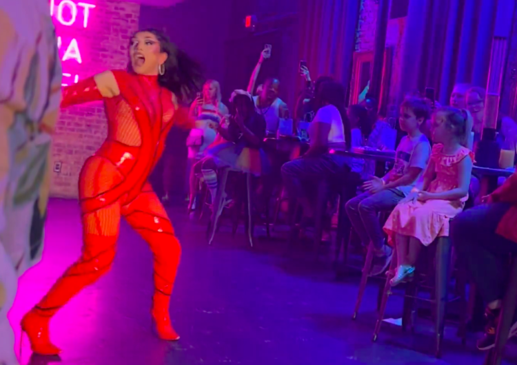  [WIDEO] Pokaz drag queens dla dzieci. Awantura przed wejściem