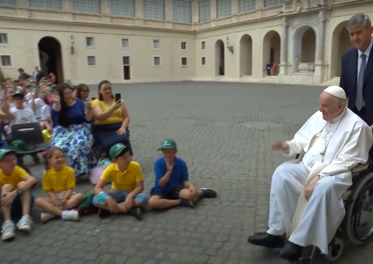 Papież i dzieci Ukraiński chłopiec prosić miał Franciszka, by pojechał 