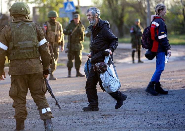 Ukraińscy jeńcy eskortowani przez milicję Donieckiej Republiki Ludowej Co Rosjanie planują zrobić z okupowanymi ziemiami Ukrainy? 
