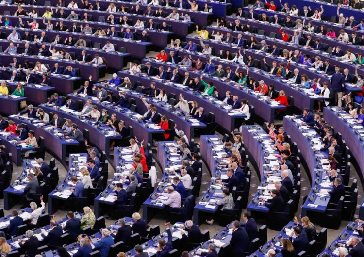 Sala plenarna Parlamentu Europejskiego Koniec z samochodami spalinowymi? Jest decyzja Parlamentu Europejskiego