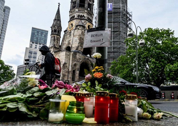 Kwiaty i znicze w miejscu zamachu w Berlinie [Z Niemiec dla Tysol.pl] Osiński: „Niemieccy” zamachowcy w Niemczech, czyli kiedy skończy się cenzura niemieckich mediów?