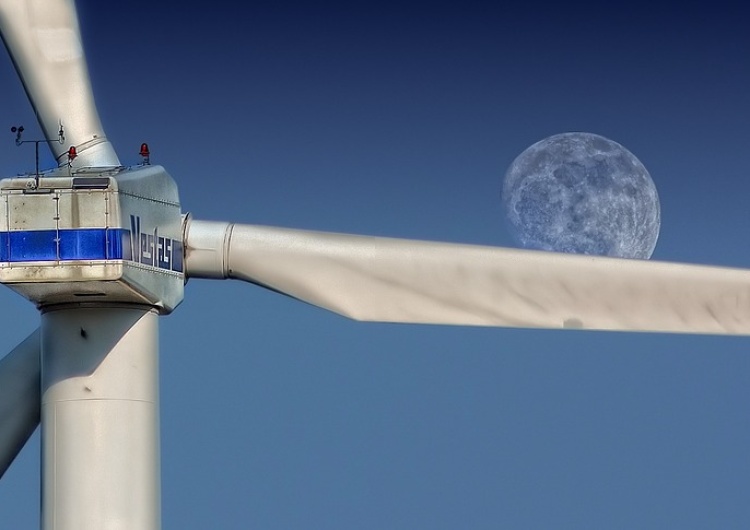 Turbina wiatrowa Turbiny produkujące energię wiatrową zakłócają prace radarów wykrywających rakiety. Jest śledztwo