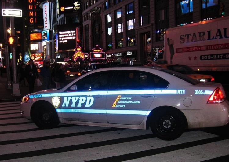 Radiowóz NYPD „Miasto wymknęło się spod kontroli”. „New York Post”: rekordowa liczba odejść z nowojorskiej policji
