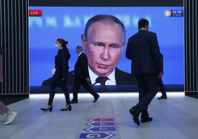 Prezydent Federacji Rosyjskiej Władimir Putin Prezes największego banku Rosji skarży się na sankcje: 