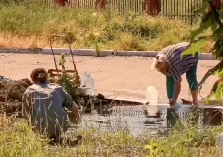 Szokujące nagranie z Mariupola. Ludzie zbierają wodę z kałuży [WIDEO]