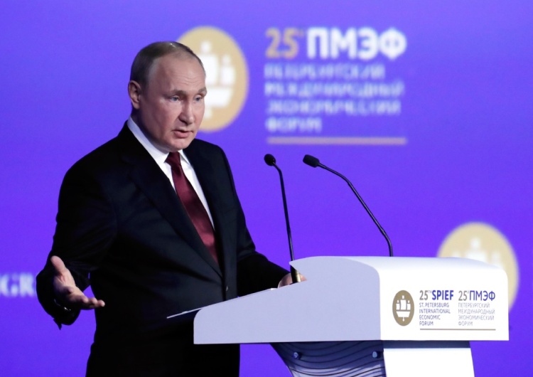 Władimir Putin Sprzedaż samochodów w Rosji spadła o ponad 80 proc. Putin kazał „rozwiązać problem”