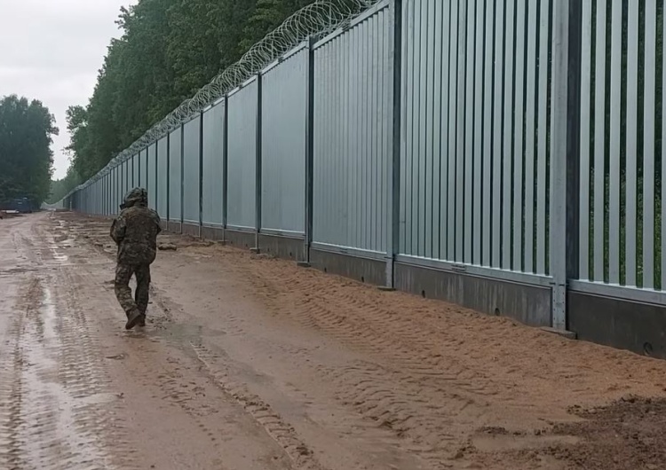 Zapora na granicy polsko-białoruskiej [FOTO] Straż Graniczna: Białoruscy żołnierze usiłowali zrobić podkop pod barierą