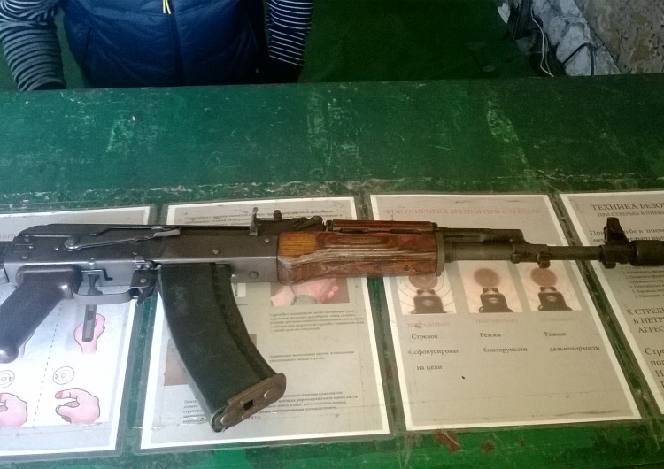 Karabinek automatyczny AK-74 Niemiecka TV: Niemcy pomimo sankcji dostarczali narzędzia koncernowi Kałasznikow