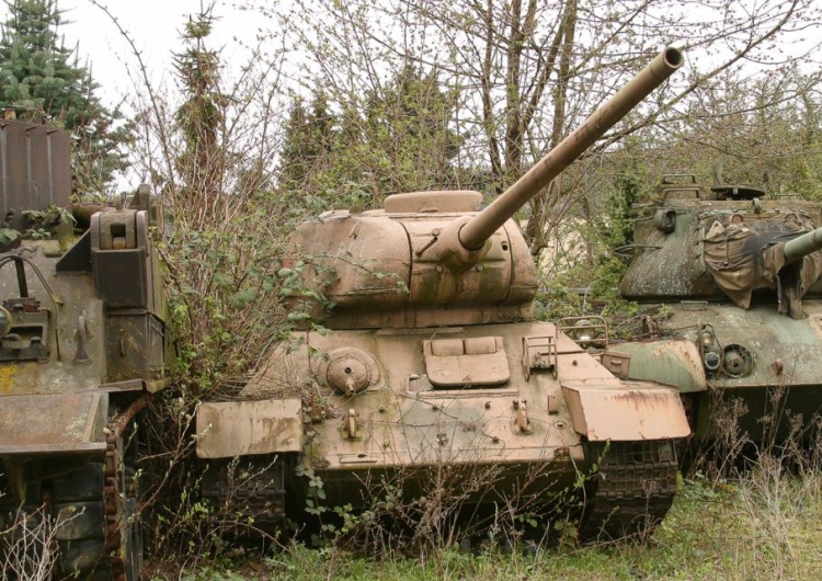 Fot. ilustracyjna - czołg T-34 Białoruś rozmieściła na granicy z Ukrainą drewniane „czołgi”