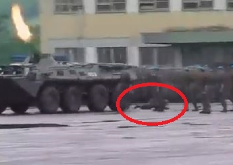  [WIDEO] Szokujące nagranie z Rosji: Podczas defilady transporter opancerzony przejechał żołnierza