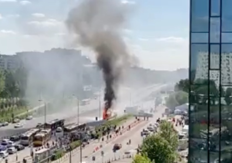  Warszawa: Autobus nagle stanął w płomieniach. Opublikowano nagranie [WIDEO]